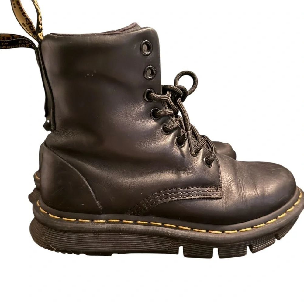 Dr. Martens Big Kids Size 5 / Women’s Size 7 – Classic Black Leather Boots